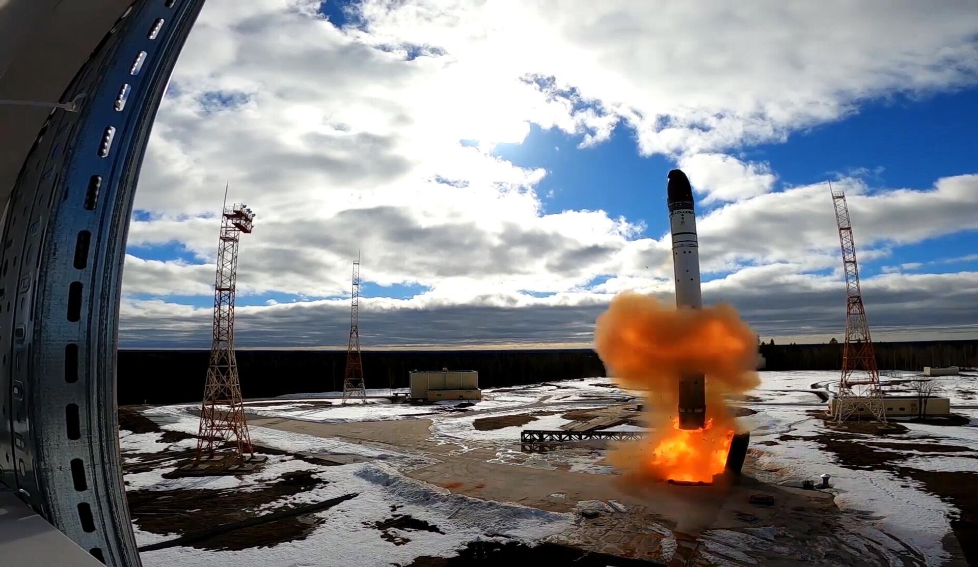 Phóng tên lửa đạn đạo liên lục địa hạng nặng «Sarmat» từ sân bay vũ trụ Plesetsk - Sputnik Việt Nam, 1920, 24.04.2022