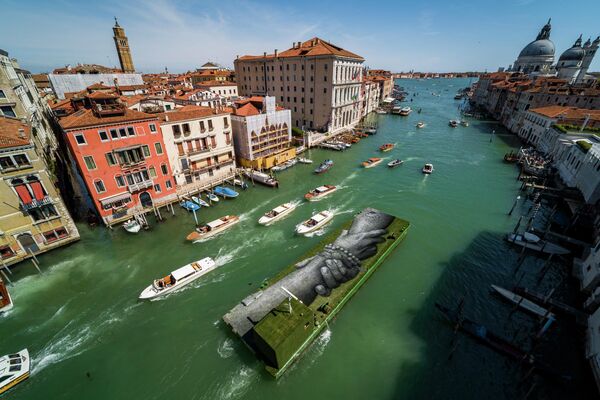 Bức tranh land art khổng lồ có thể phân hủy sinh học của Saype trên sà lan nổi ở Venice, Ý - Sputnik Việt Nam