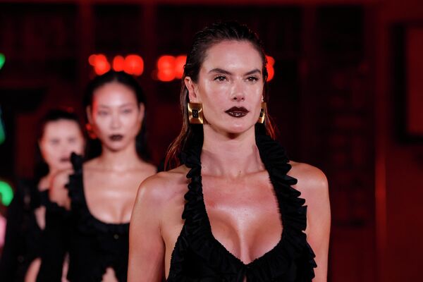 Người mẫu Alessandra Ambrosio tham dự buổi trình diễn Alexander Wang &quot;Fortune City&quot; ở Los Angeles, California - Sputnik Việt Nam