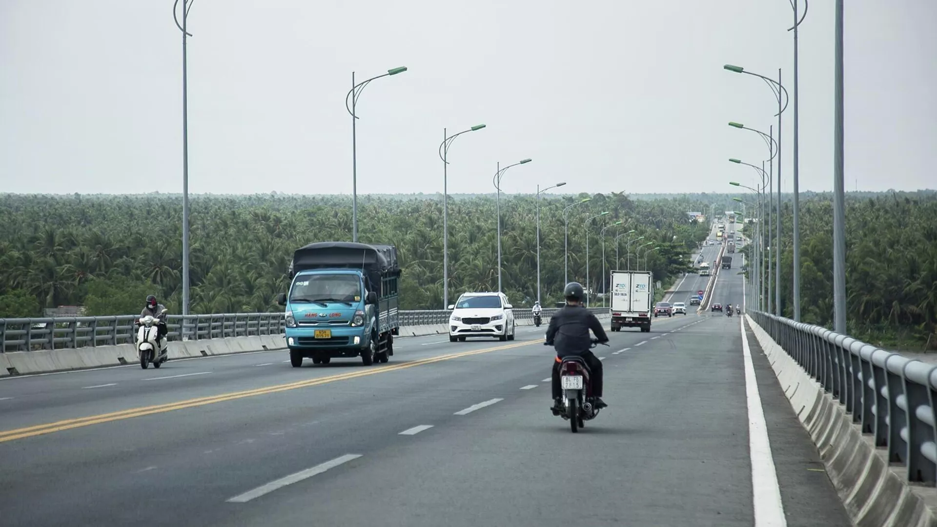 Các phương tiện giao thông lưu thông trên cầu Cổ Chiên nối huyện Mỏ Cày Nam (Bến Tre) với huyện Càng Long (Trà Vinh). Các phương tiện giao thông lưu thông trên cầu Cổ Chiên nối huyện Mỏ Cày Nam (Bến Tre) với huyện Càng Long (Trà Vinh). - Sputnik Việt Nam, 1920, 16.05.2022