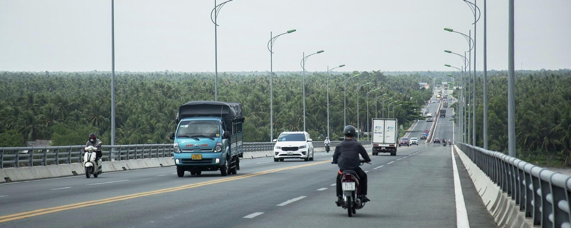 Các phương tiện giao thông lưu thông trên cầu Cổ Chiên nối huyện Mỏ Cày Nam (Bến Tre) với huyện Càng Long (Trà Vinh). - Sputnik Việt Nam, 1920, 16.05.2022