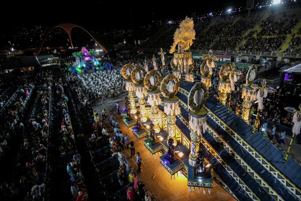 Đội diễu hành của trường dạy samba Paraiso do Tuiuti trong lễ hội hóa trang Carnival tại Sambadrome Marquês de Sapucaí ở Rio de Janeiro, Brazil - Sputnik Việt Nam