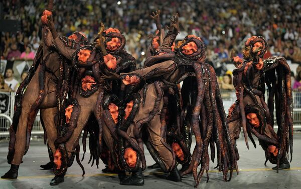 Các vũ công từ trường dạy samba Gavioes da Fiel biểu diễn trong lễ hội hóa trang Carnival ở Sao Paulo, Brazil - Sputnik Việt Nam