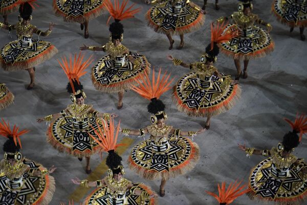 Các thành viên tham gia lễ hội hóa trang Carnival Brazil trong buổi biểu diễn ở Rio de Janeiro - Sputnik Việt Nam