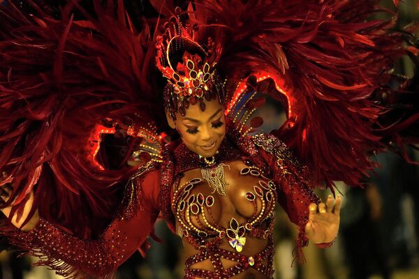 Đội diễu hành của trường dạy samba Paraiso do Tuiuti trong lễ hội hóa trang Carnival tại Sambadrome Marquês de Sapucaí ở Rio de Janeiro, Brazil - Sputnik Việt Nam