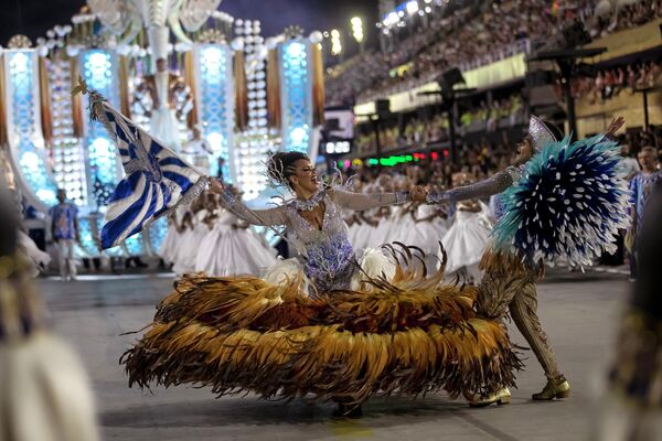 Các thành viên tham gia lễ hội hóa trang Carnival Brazil trong buổi biểu diễn ở Rio de Janeiro - Sputnik Việt Nam