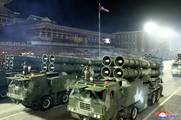 Lễ duyệt binh nhân kỷ niệm 90 năm Ngày thành lập Quân đội Cách mạng Nhân dân Triều Tiên tại Quảng trường Kim Nhật Thành ở Bình Nhưỡng Lễ duyệt binh nhân kỷ niệm 90 năm Ngày thành lập Quân đội Cách mạng Nhân dân Triều Tiên tại Quảng trường Kim Nhật Thành ở Bình Nhưỡng - Sputnik Việt Nam