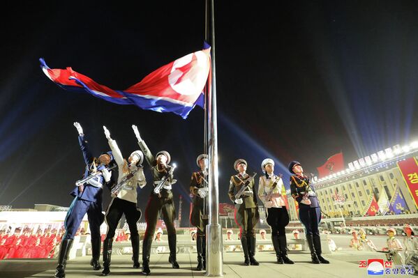 Lễ duyệt binh nhân kỷ niệm 90 năm Ngày thành lập Quân đội Cách mạng Nhân dân Triều Tiên tại Quảng trường Kim Nhật Thành ở Bình Nhưỡng - Sputnik Việt Nam