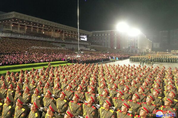 Lễ duyệt binh nhân kỷ niệm 90 năm Ngày thành lập Quân đội Cách mạng Nhân dân Triều Tiên tại Quảng trường Kim Nhật Thành ở Bình Nhưỡng - Sputnik Việt Nam