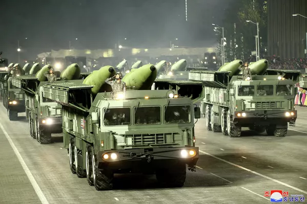 Lễ duyệt binh nhân kỷ niệm 90 năm Ngày thành lập Quân đội Cách mạng Nhân dân Triều Tiên tại Quảng trường Kim Nhật Thành ở Bình Nhưỡng Lễ duyệt binh nhân kỷ niệm 90 năm Ngày thành lập Quân đội Cách mạng Nhân dân Triều Tiên tại Quảng trường Kim Nhật Thành ở Bình Nhưỡng - Sputnik Việt Nam