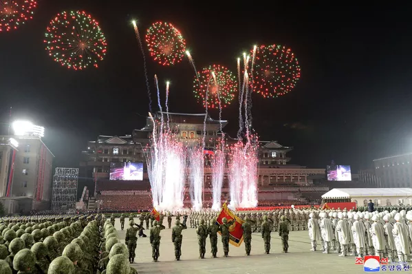 Lễ duyệt binh nhân kỷ niệm 90 năm Ngày thành lập Quân đội Cách mạng Nhân dân Triều Tiên tại Quảng trường Kim Nhật Thành ở Bình Nhưỡng Lễ duyệt binh nhân kỷ niệm 90 năm Ngày thành lập Quân đội Cách mạng Nhân dân Triều Tiên tại Quảng trường Kim Nhật Thành ở Bình Nhưỡng - Sputnik Việt Nam