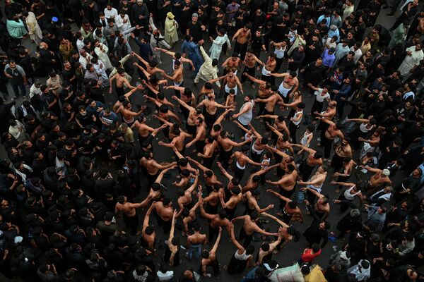 Tín đồ Hồi giáo dòng Shiite trong tháng ăn chay linh thiêng Ramadan ở Lahore - Sputnik Việt Nam