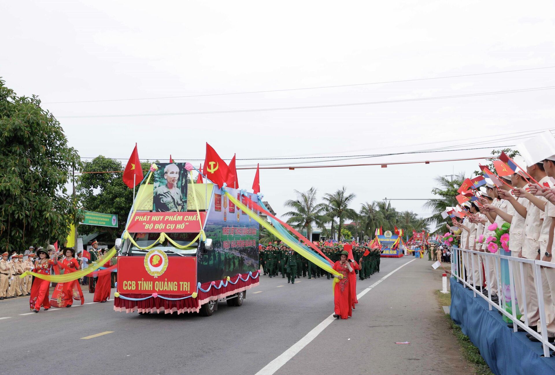 Chủ tịch nước Nguyễn Xuân Phúc dự Lễ thượng cờ “Thống nhất non sông” - Sputnik Việt Nam, 1920, 30.04.2022