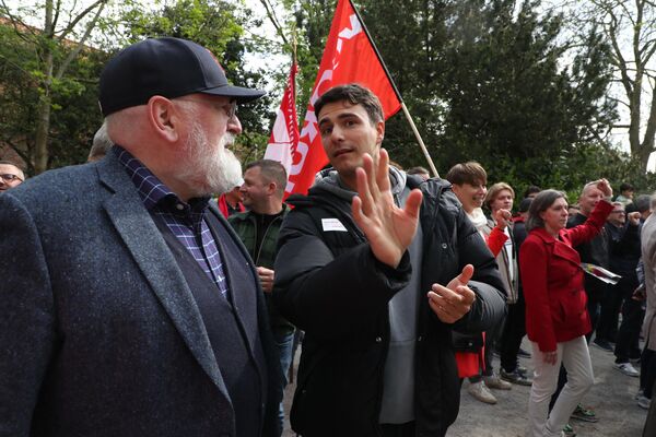 Ủy viên EU Frans Timmermans (trái) và Conner Rousseau - chủ tịch đảng Vooruit (phải) tham gia cuộc họp do đảng xã hội chủ nghĩa Vooruit tổ chức trong Ngày Lao động hàng năm kỷ niệm ngày công nhân quốc tế ở Sint-Niklaas vào ngày 1/5 năm 2022. - Sputnik Việt Nam