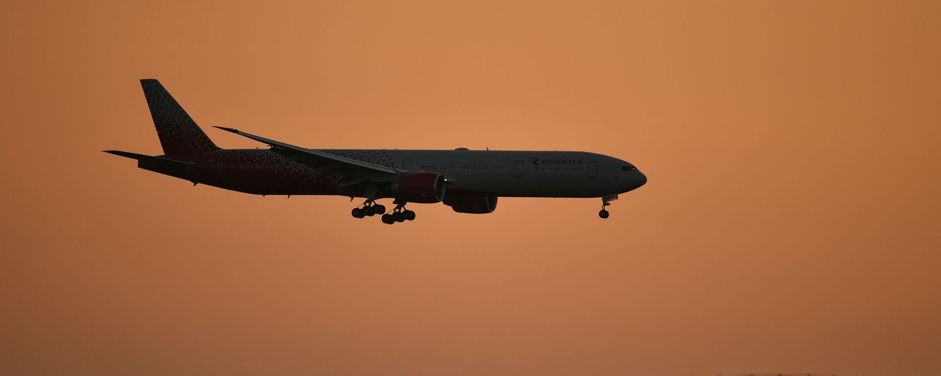 Máy bay chở khách Boeing 777-31H (ER) hạ cánh tại sân bay Simferopol - Sputnik Việt Nam, 1920, 23.05.2024