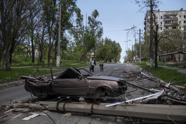 Mọi người đang đi bộ dọc theo phố ở Mariupol - Sputnik Việt Nam