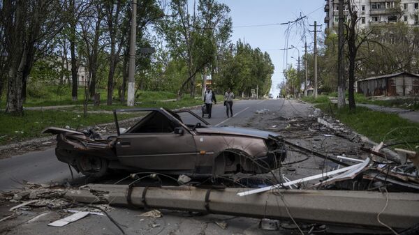Mọi người đang đi bộ dọc theo  phố ở Mariupol - Sputnik Việt Nam