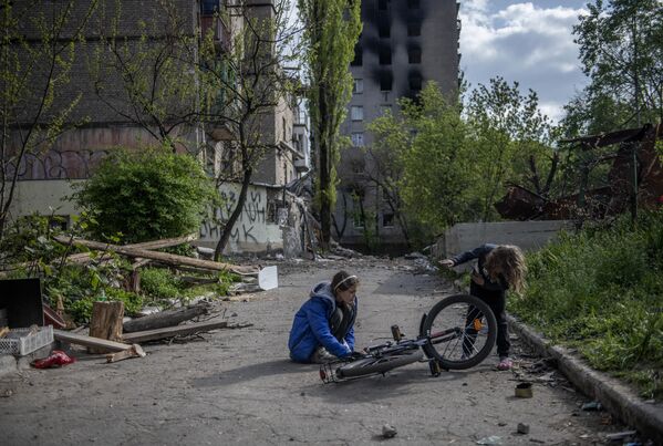 Trẻ em chơi trong sân của tòa nhà dân cư ở Mariupol - Sputnik Việt Nam