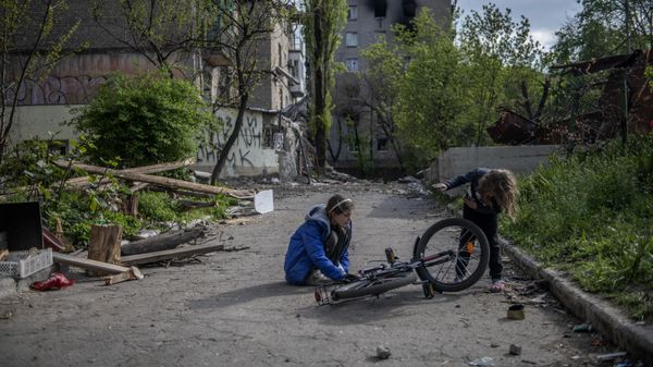 Trẻ em chơi trong sân của tòa nhà dân cư ở Mariupol - Sputnik Việt Nam