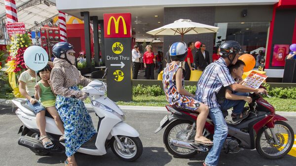 Người xếp hàng tại hiệu ăn nhanh McDonald's ở TP Hồ Chí Minh, Việt Nam - Sputnik Việt Nam