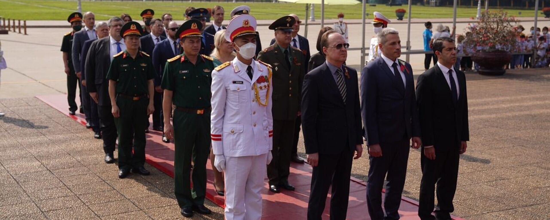 Đại sứ Đặc mệnh toàn quyền Liên bang Nga Gennadiy Bezdetko, Đại sứ Azerbaijan Anar Imanov, Đại sứ Belarus Vladimir Borovikov tại buổi lễ đặt vòng hoa - Sputnik Việt Nam, 1920, 05.05.2022