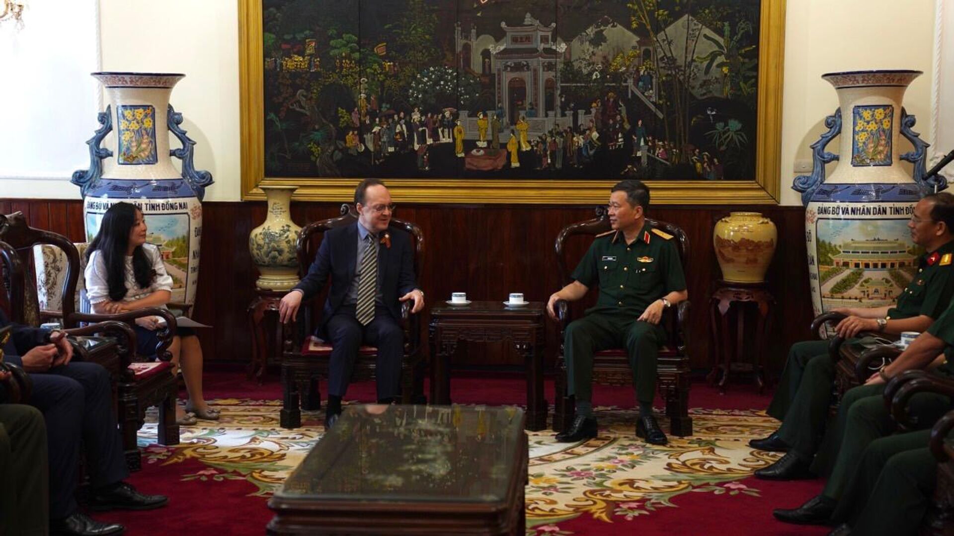 Đại sứ Đặc mệnh toàn quyền Liên bang Nga Gennadiy Bezdetko, Đại sứ Azerbaijan Anar Imanov, Đại sứ Belarus Vladimir Borovikov tại buổi lễ đặt vòng hoa - Sputnik Việt Nam, 1920, 05.05.2022