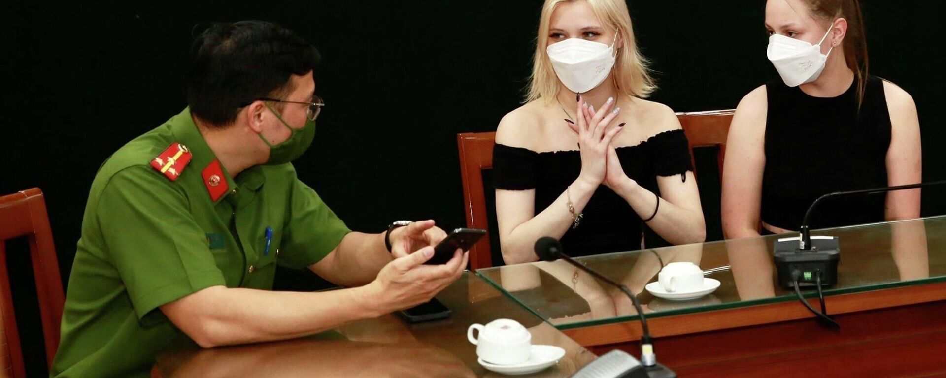 Hai nữ du khách người Nga nhận lại tài sản tại cơ quan công an - Sputnik Việt Nam, 1920, 05.05.2022