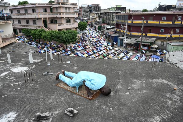 Buổi cầu nguyện sáng Eid al-Fitr nhân kết thúc tháng Chay Ramadan trên mái nhà ở Ajam, Bờ Biển Ngà - Sputnik Việt Nam