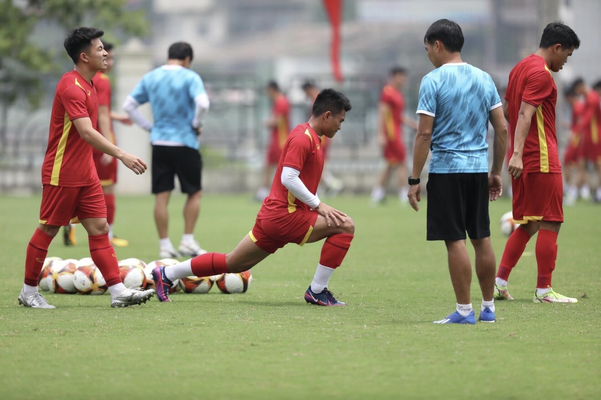 Tại buổi tập, HLV trưởng Park Hang-seo chia đội tuyển thành hai nhóm để tập luyện. - Sputnik Việt Nam, 1920, 07.05.2022