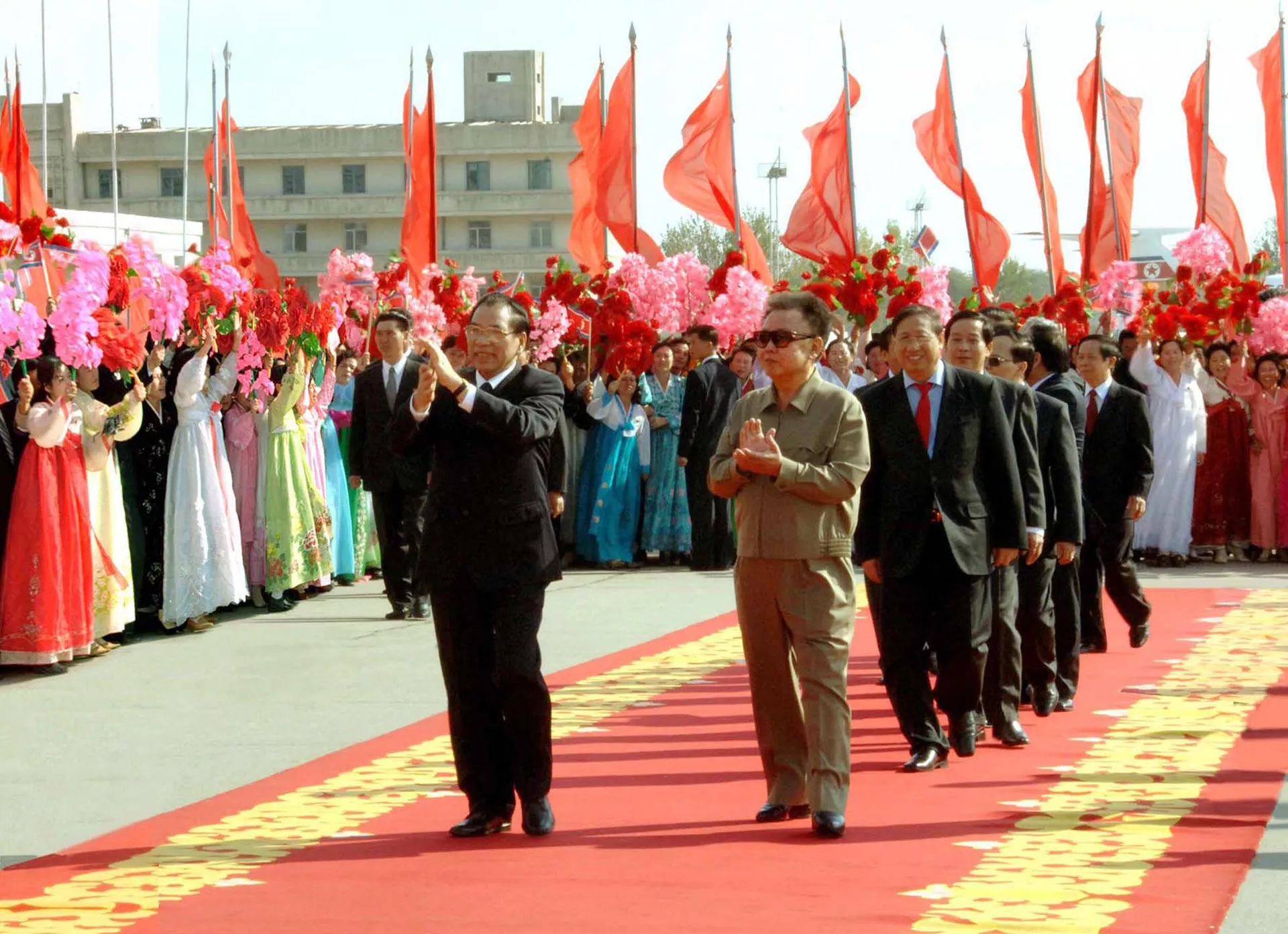 Lãnh đạo Đảng Cộng sản Việt Nam Nông Đức Mạnh chào chủ tịch Bắc Triều Tiên Kim Jong Il tại sân bay Bình Nhưỡng ngày 16/10/2007. Lãnh đạo Đảng Cộng sản Việt Nam Nông Đức Mạnh chào chủ tịch Bắc Triều Tiên Kim Jong Il tại sân bay Bình Nhưỡng ngày 16/10/2007. - Sputnik Việt Nam, 1920, 07.05.2022