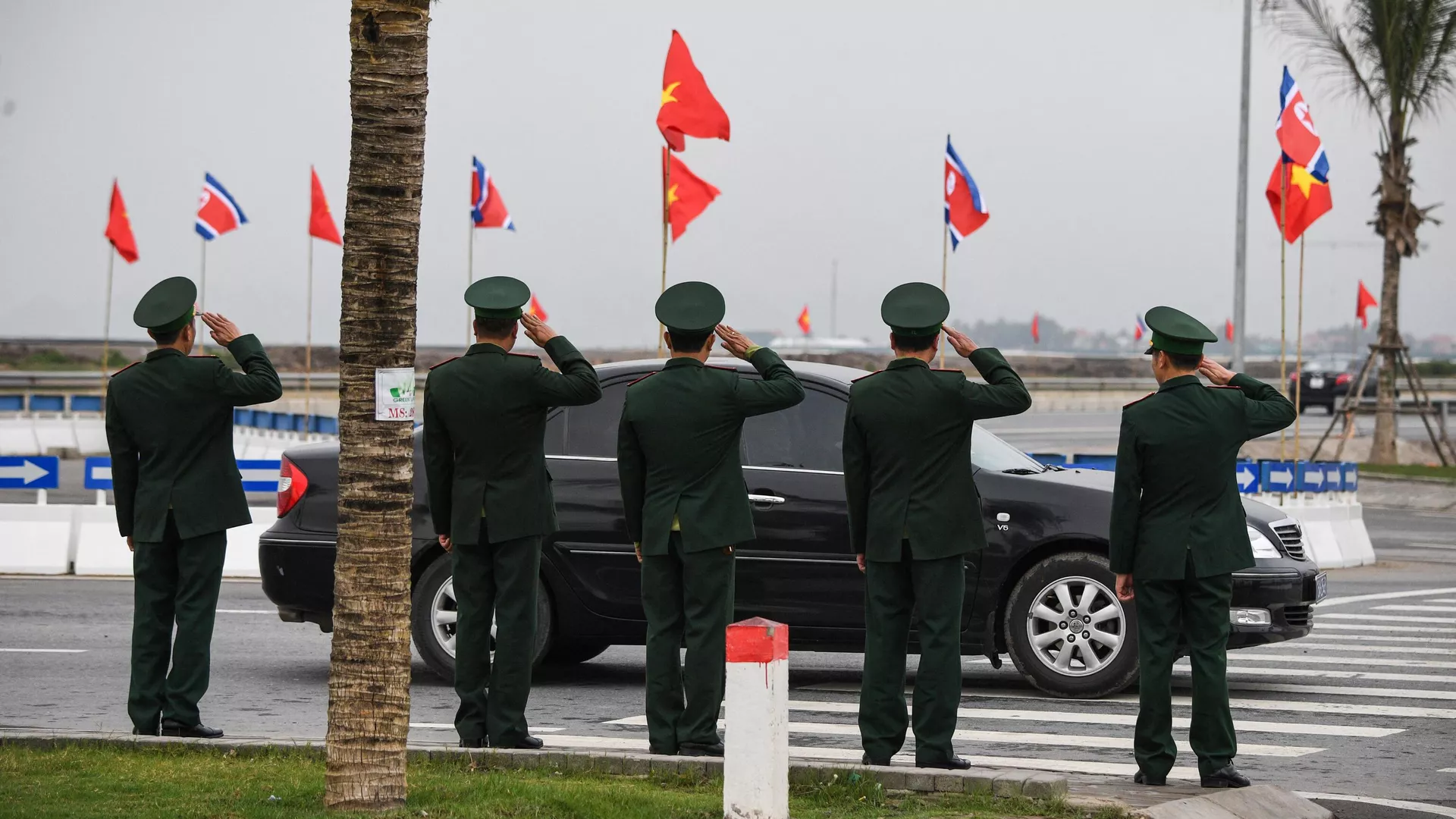 Nhân viên an ninh chào một chiếc ô tô mang cờ Việt Nam và Bắc Triều Tiên bên ngoài nhà máy Vinfast Nhân viên an ninh chào một chiếc ô tô mang cờ Việt Nam và Bắc Triều Tiên bên ngoài nhà máy Vinfast - Sputnik Việt Nam, 1920, 07.05.2022