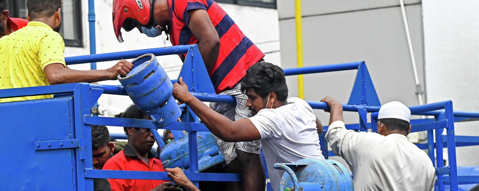 Đám đông giận dữ cướp xe tải chở bình gas ở Colombo, Sri Lanka - Sputnik Việt Nam, 1920, 11.05.2022