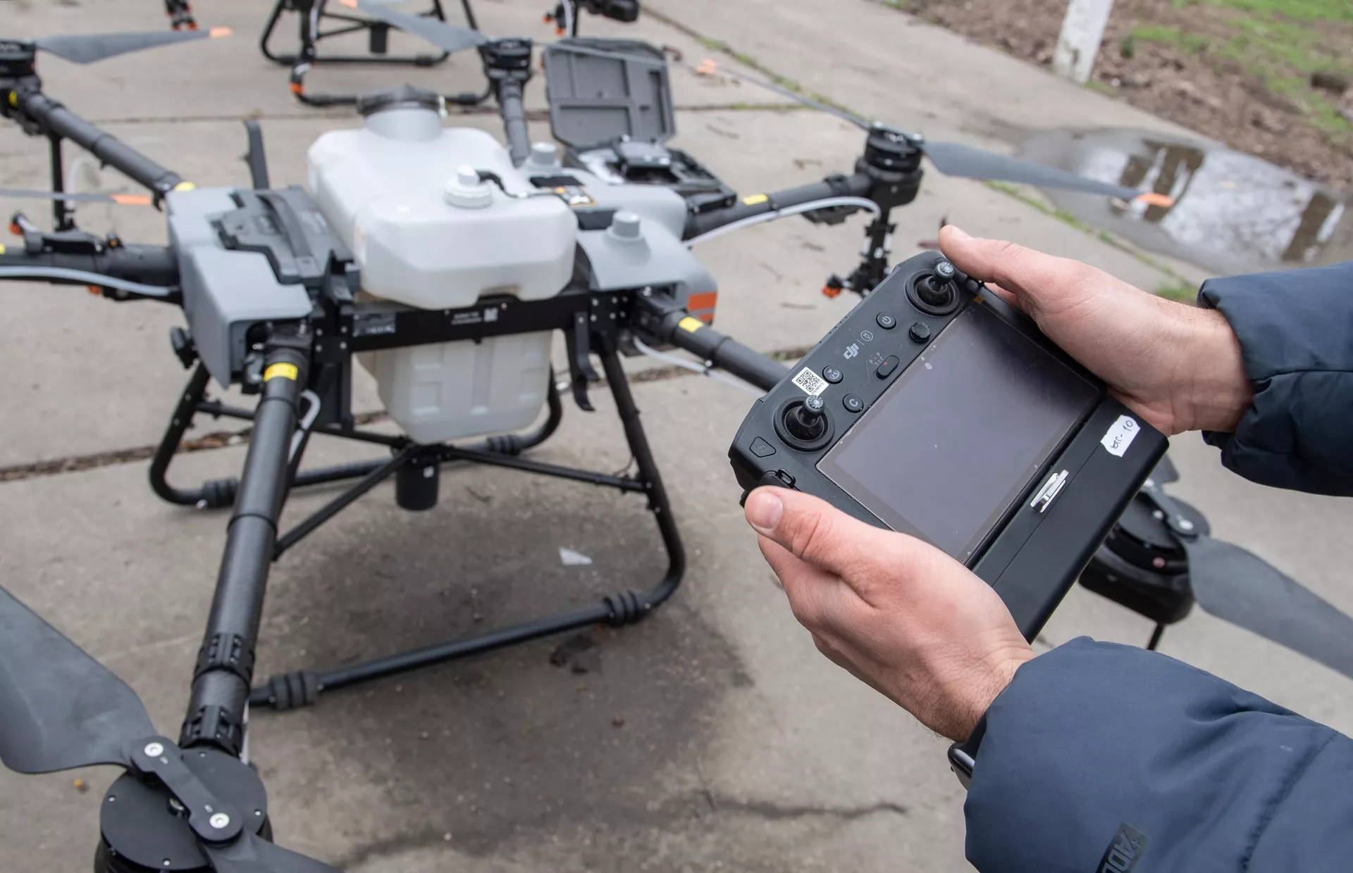 Các máy bay không người lái (UAV) với bình chứa chất lỏng và thiết bị phun Các máy bay không người lái (UAV) với bình chứa chất lỏng và thiết bị phun - Sputnik Việt Nam, 1920, 07.11.2022