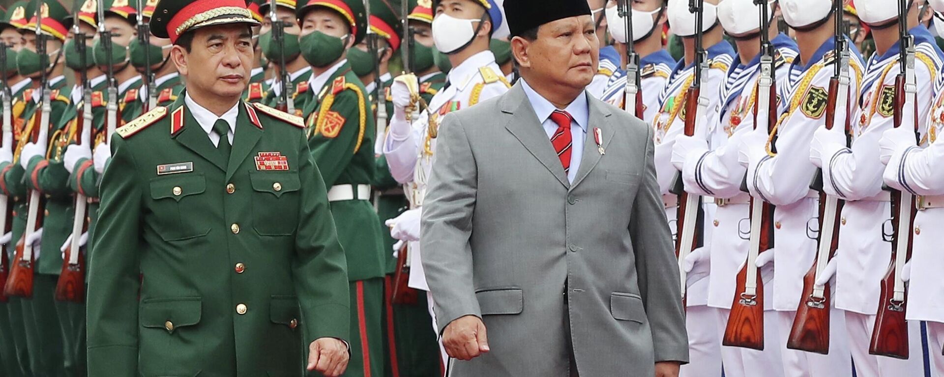 Bộ trưởng Quốc phòng Phan Văn Giang và Bộ trưởng Quốc phòng Indonesia Prabowo Subianto duyệt đội Danh dự Quân đội nhân dân Việt Nam. - Sputnik Việt Nam, 1920, 13.05.2022