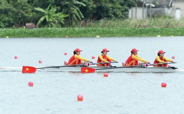 VĐV Phạm Thị Ngọc Anh, Hà Thị Vui, Lê Thị Hiền, Du Thị Bông đội tuyển Việt Nam đoạt HCV nội dung 4 nữ hạng nhẹ 1 mái chèo (LW4-). - Sputnik Việt Nam