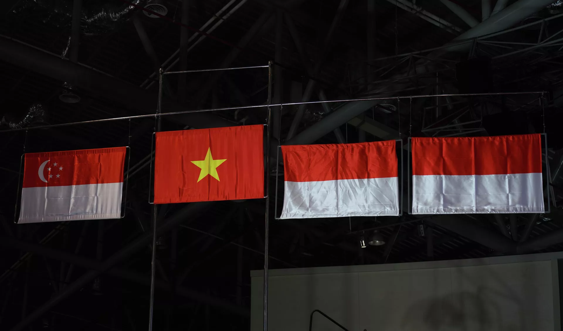 Quốc kỳ Việt Nam, Singapore và Indonesia tại lễ trao huy chương cho các vận động viên cờ vua ngày 17/5 - Sputnik Việt Nam, 1920, 24.05.2022