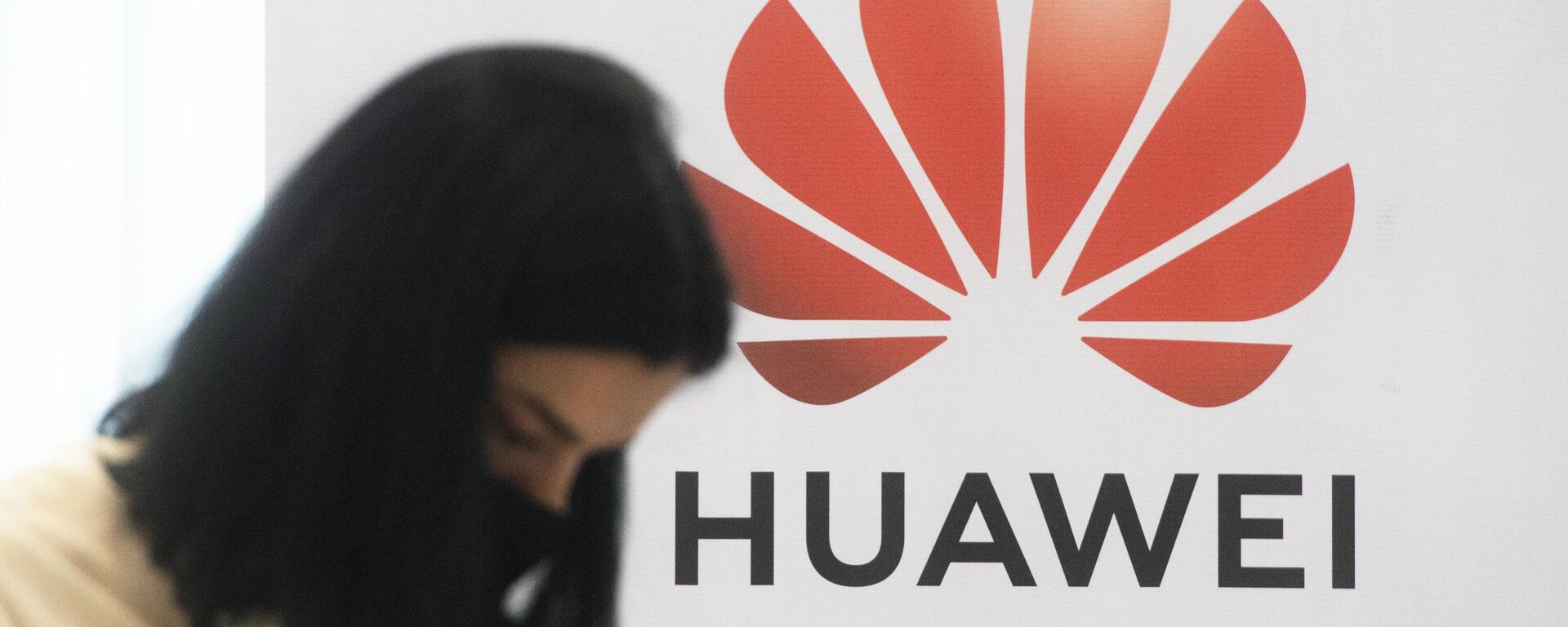 Biểu ngữ của Huawei tại Diễn đàn An ninh Thông tin Quốc gia Infoforum - Sputnik Việt Nam, 1920, 23.07.2022