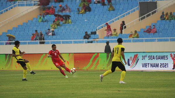 Trận đấu tranh HCĐ giữa U23 Indonesia - U23 Malaysia tại SEA Games 31 - Sputnik Việt Nam