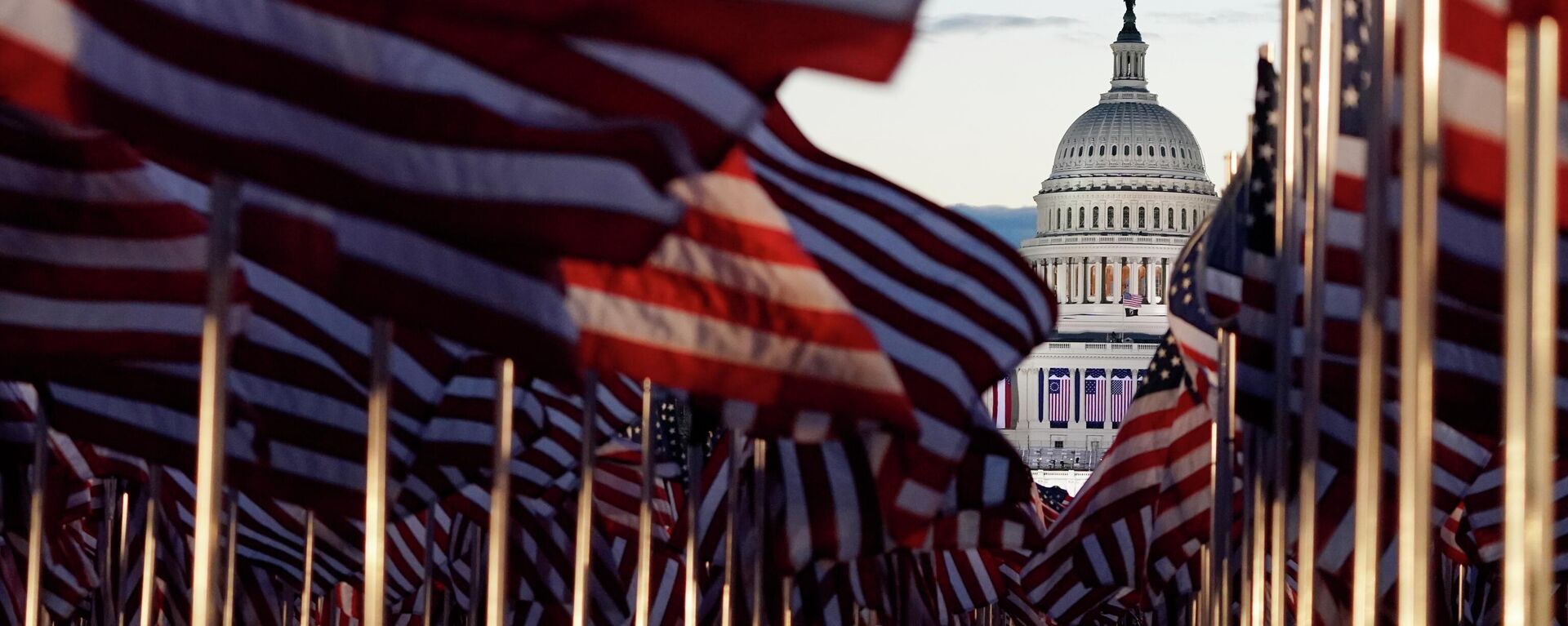 Quốc kỳ Mỹ trước tòa nhà Capitol ở Washington DC - Sputnik Việt Nam, 1920, 25.12.2022