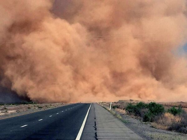 Bão cát trên đường cao tốc gần San Simon, Arizona, Hoa Kỳ, 2016. - Sputnik Việt Nam