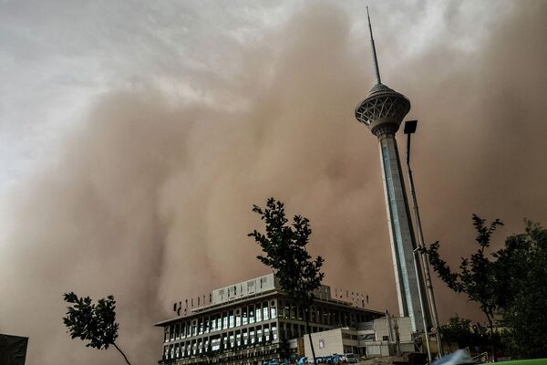 5 Một trận bão cát bao trùm thủ đô Tehran của Iran. - Sputnik Việt Nam