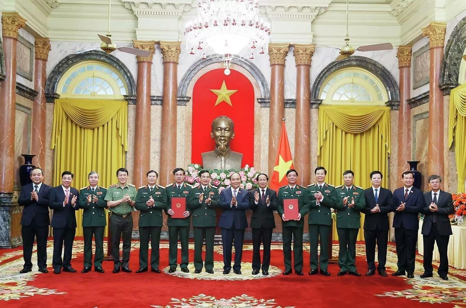 Chủ tịch nước Nguyễn Xuân Phúc, Thống lĩnh các lực lượng vũ trang nhân dân, Chủ tịch Hội đồng Quốc phòng và lãnh đạo các Bộ, ban ngành chúc mừng đồng chí Ngô Minh Tiến và Lương Đình Hồng. Chủ tịch nước Nguyễn Xuân Phúc, Thống lĩnh các lực lượng vũ trang nhân dân, Chủ tịch Hội đồng Quốc phòng và lãnh đạo các Bộ, ban ngành chúc mừng đồng chí Ngô Minh Tiến và Lương Đình Hồng. - Sputnik Việt Nam, 1920, 24.05.2022