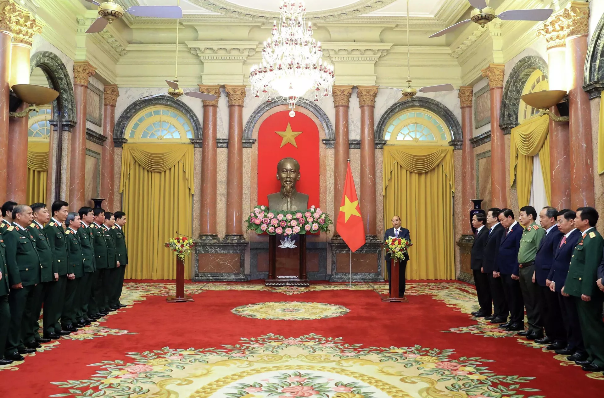 Chủ tịch nước Nguyễn Xuân Phúc, Thống lĩnh các lực lượng vũ trang nhân dân, Chủ tịch Hội đồng Quốc phòng và An ninh phát biểu tại lễ phong hàm đối với đồng chí Ngô Minh Tiến và Lương Đình Hồng. Chủ tịch nước Nguyễn Xuân Phúc, Thống lĩnh các lực lượng vũ trang nhân dân, Chủ tịch Hội đồng Quốc phòng và An ninh phát biểu tại lễ phong hàm đối với đồng chí Ngô Minh Tiến và Lương Đình Hồng. - Sputnik Việt Nam, 1920, 24.05.2022