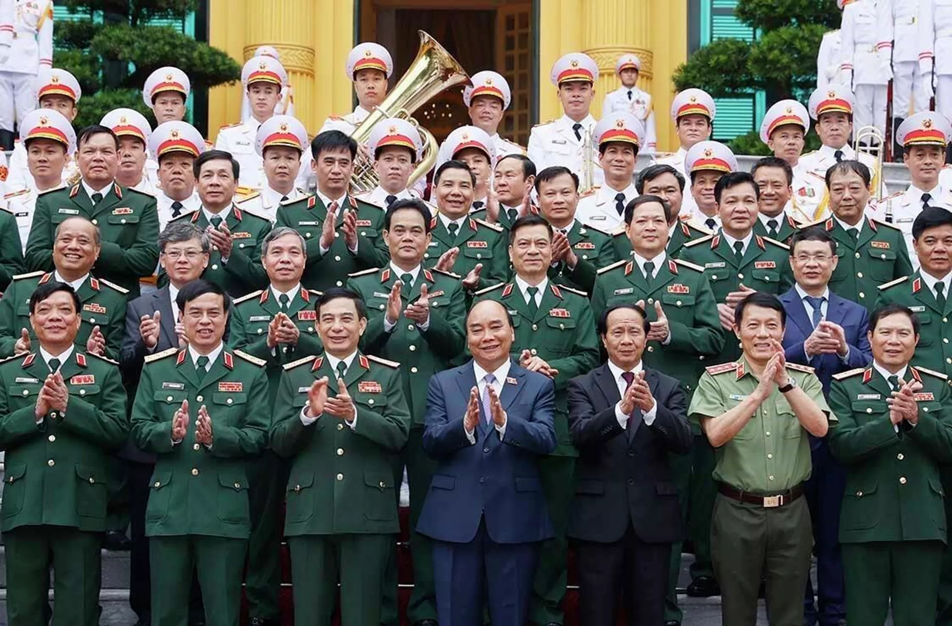 Chủ tịch nước Nguyễn Xuân Phúc, Thống lĩnh các lực lượng vũ trang nhân dân, Chủ tịch Hội đồng Quốc phòng và An ninh và các đại biểu tham dự. Chủ tịch nước Nguyễn Xuân Phúc, Thống lĩnh các lực lượng vũ trang nhân dân, Chủ tịch Hội đồng Quốc phòng và An ninh và các đại biểu tham dự. - Sputnik Việt Nam, 1920, 24.05.2022