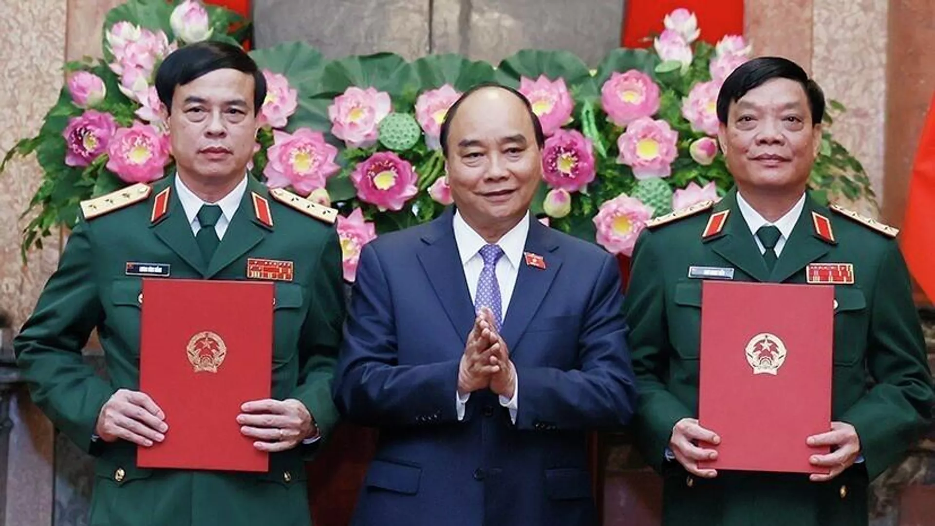 Chủ tịch nước Nguyễn Xuân Phúc, Thống lĩnh các lực lượng vũ trang nhân dân, Chủ tịch Hội đồng Quốc phòng và An ninh trao Quyết định thăng quân hàm từ Trung tướng lên Thượng tướng đối với đồng chí Ngô Minh Tiến và Lương Đình Hồng.