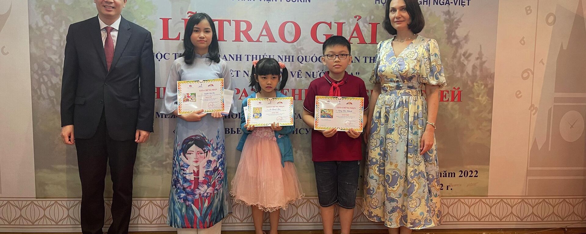 Trao giải cuộc thi vẽ tranh thiếu nhi quốc tế lần thứ VI với chủ đề “Em vẽ Việt Nam – Em vẽ nước Nga”  - Sputnik Việt Nam, 1920, 25.05.2022