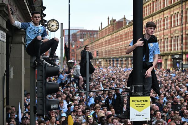 Người hâm mộ Manchester City xem màn trình diễn trên sân khấu, Anh. - Sputnik Việt Nam