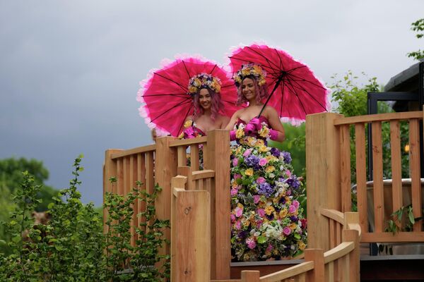 Người mẫu mặc váy hoa tại Chelsea Flower Show ở London. - Sputnik Việt Nam