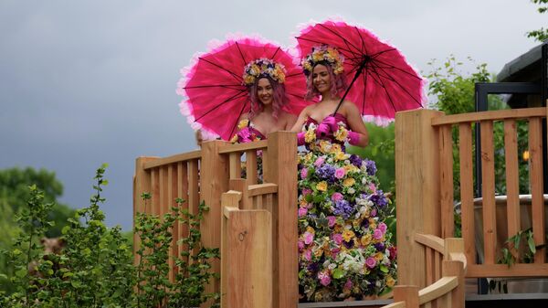 Người mẫu mặc váy hoa tại Chelsea Flower Show ở London - Sputnik Việt Nam