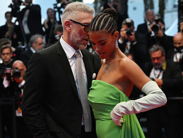 Nam diễn viên Pháp Vincent Cassel và người mẫu Tina Kunakey trong Liên hoan phim Cannes lần thứ 75. - Sputnik Việt Nam